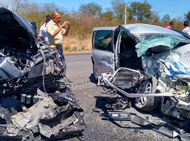 Acidente entre Picape e carro de passeio (Foto: Reprodução)