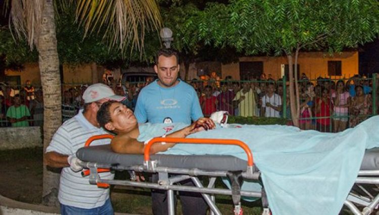 Jovem esfaqueado foi encaminhado ao Hospital, enquanto agressor fugiu de moto, caindo em seguida. Com informações do Blog do Coveiro