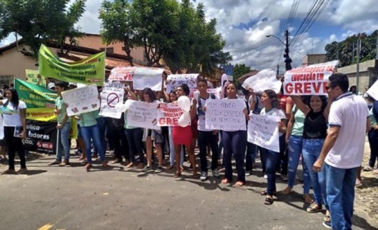 Com Informações:Política Diâmica