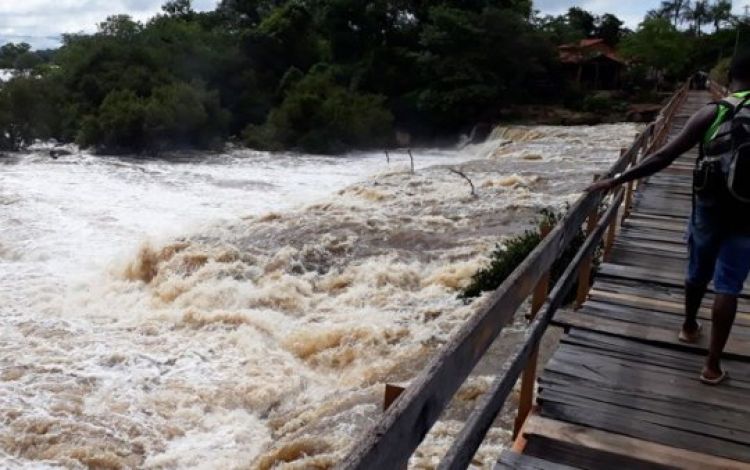 Com Informações: Revista AZ