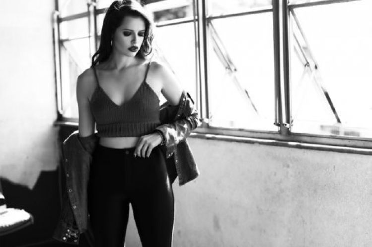 Agatha Moreira tem 23 anos e namora Pedro Nicoll, cineasta de 32: 