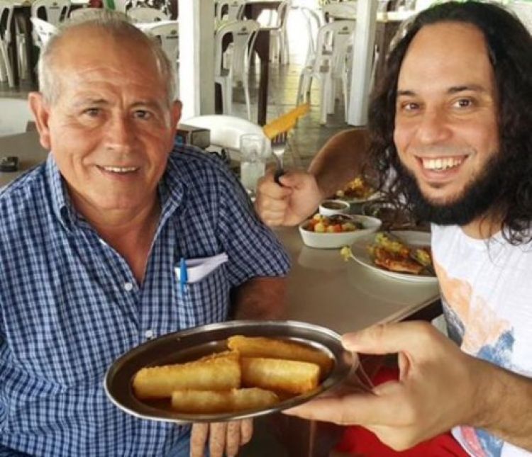 Gabirel ao lado do motorista, quando voltava na cidade de Parnaíba