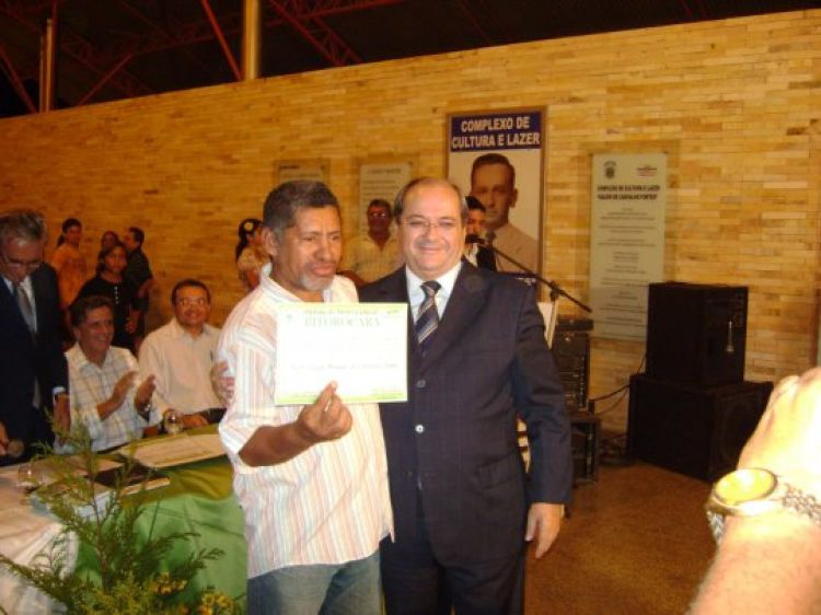 Pinguim ao lado do Ex prefeito de Teresina Silvio Mendes 