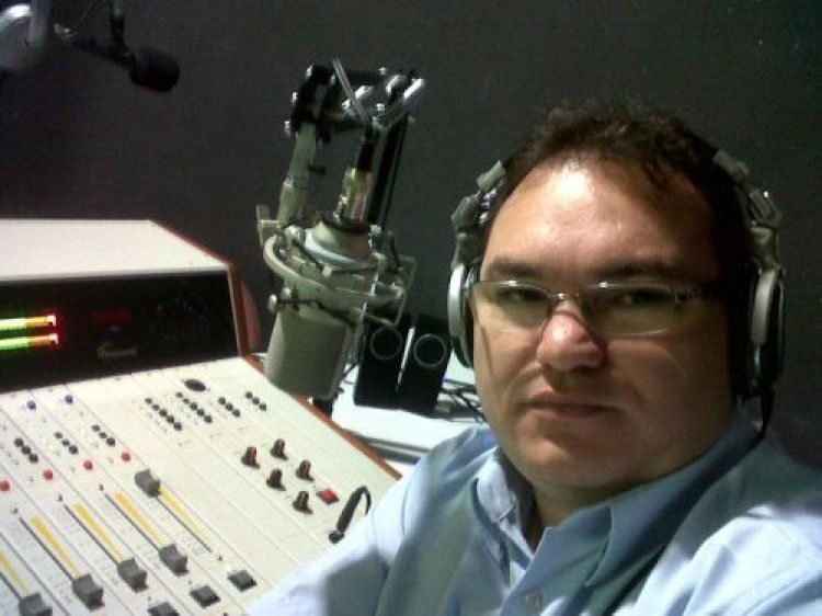 O radialista estaria apresentando um programa quando foi surpreendido pela dupla