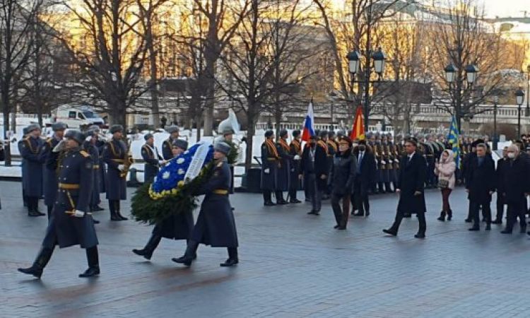 Sem máscara, Bolsonaro chegou ao Túmulo do Soldado Desconhecido acompanhado por seus ministros Foto: Jussara Soares