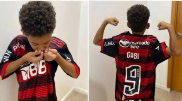 Davi ficou feliz da vida e vestiu logo a camisa que ganhou do ídolo Gabigol. (Foto: Divulgação Altos)