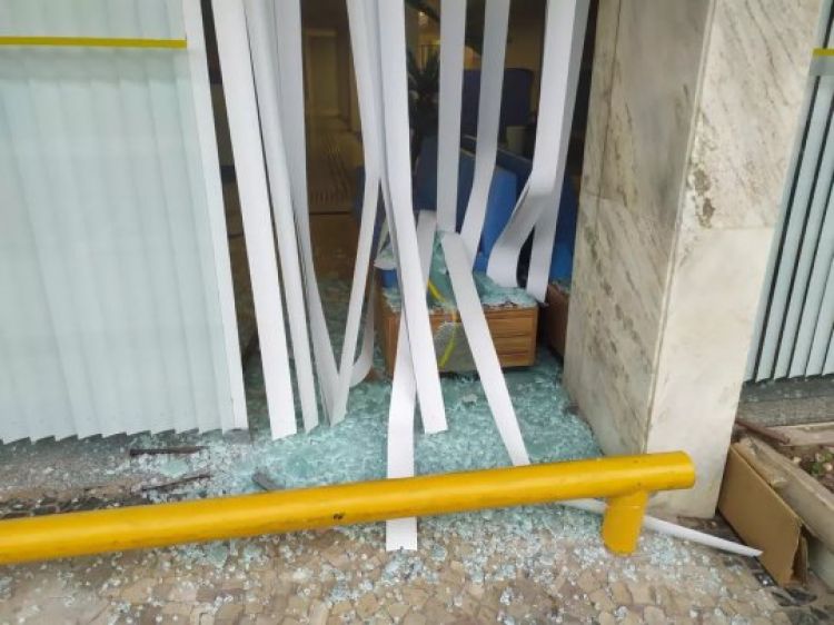 Agência do Banco do Brasil é arrombada e criminosos roubam armas de fogo no Centro de Teresina — Foto: Reprodução