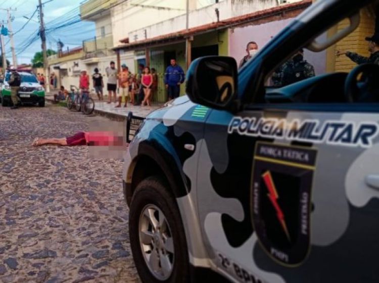 Homem é assassinado com tiros na cabeça na porta de sua casa em Parnaíba (Foto: Reprodução/ WhatsApp)