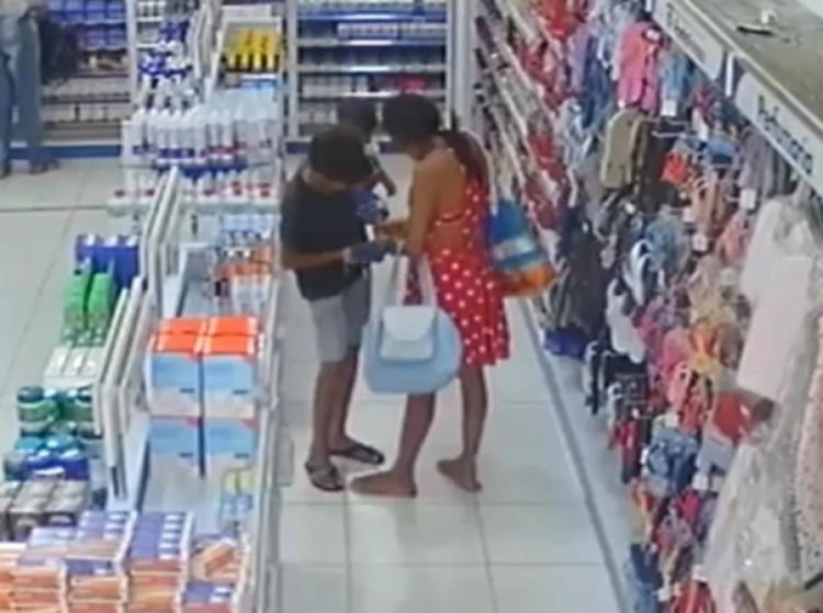 Mulher é flagrada usando crianças para furtar produtos em loja no Maranhão