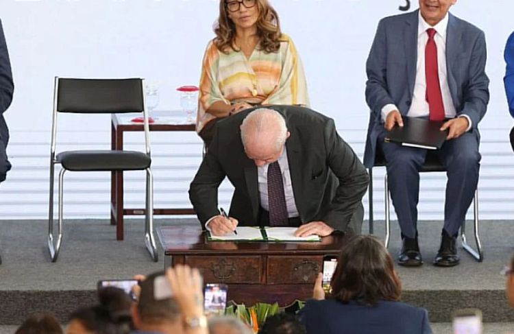 Lula Marques/Agência Brasil Lula assinando a MP do novo Bolsa Família