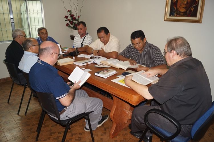 O Colégio de Consultores de Campo Maior, acompanhado de Dom Eduardo, em reunião na manhã desta quinta (10). Foto: Helder Felipe