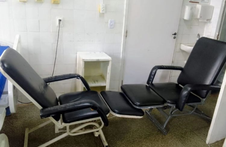 Acompanhante de paciente tem dedos mutilados em cadeira do Hospital Getúlio Vargas, em Teresina — Foto: Charlene da Silva/ arquivo pessoal