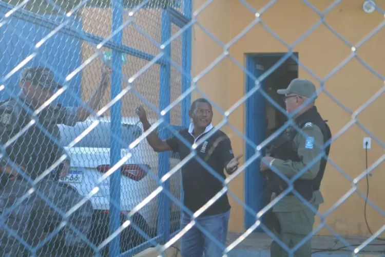 Torcedor detido por injúria racial — Foto: Pablo Cavalcante / GE