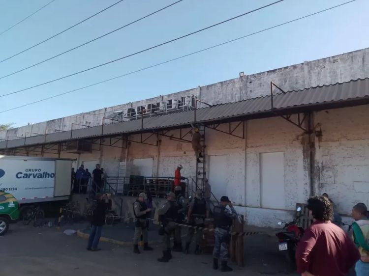Corpo de homem é encontrado em laje de supermercado na Zona Sudeste de Teresina — Foto: Antônio Fernandes /TV Clube