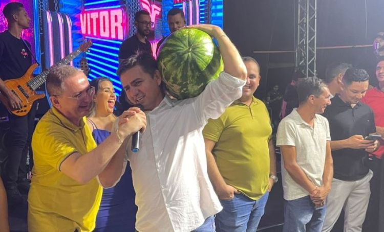 Prefeito Hilton Gomes comanda o leilão da maior melancia em Jatobá do Piauí. Foto: Campo Maior Em Foco