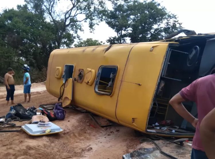 Adolescente morre após tombamento de ônibus escolar em José de Freitas — Fonte: g1 PI