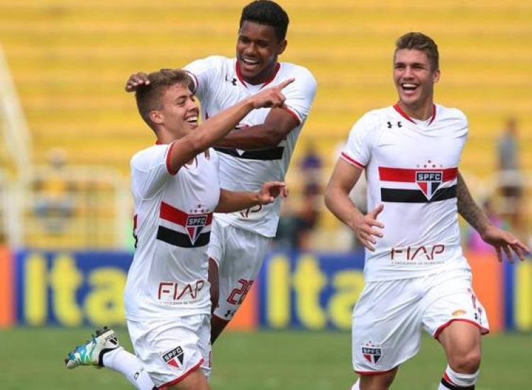 Lucas Fernandes marcou de falta o primeiro da era pós-Rogério Ceni 