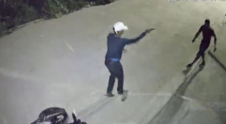 Foto: dupla comete assalto e tentar atirar em vítima 