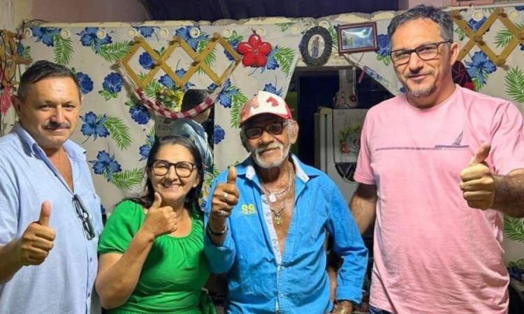 Neta Santana (de verde) e Antonio Santana (foto crimbada). ACS são ligados a políticos. Ou são polícos