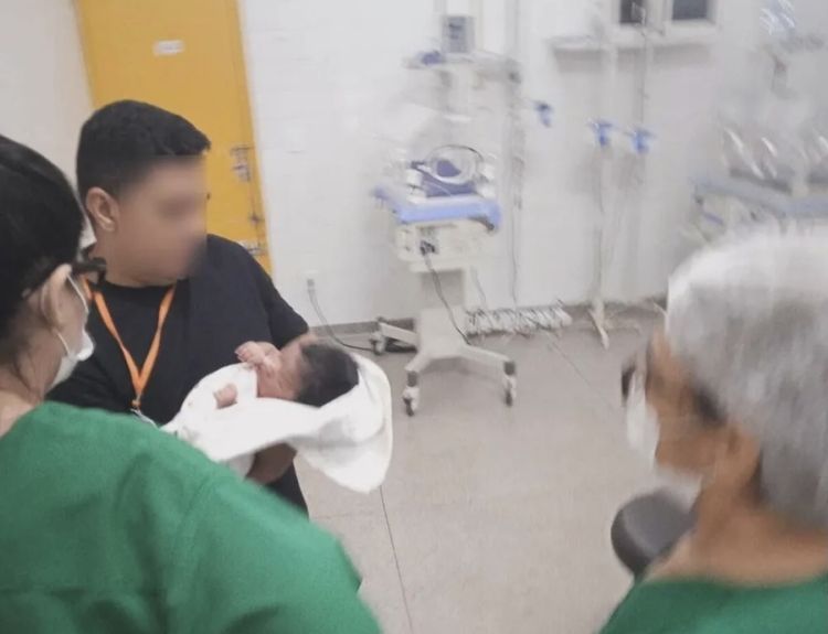 Foto: Bebê fica trancado oito dias sozinho com sua mãe após parto em casa 