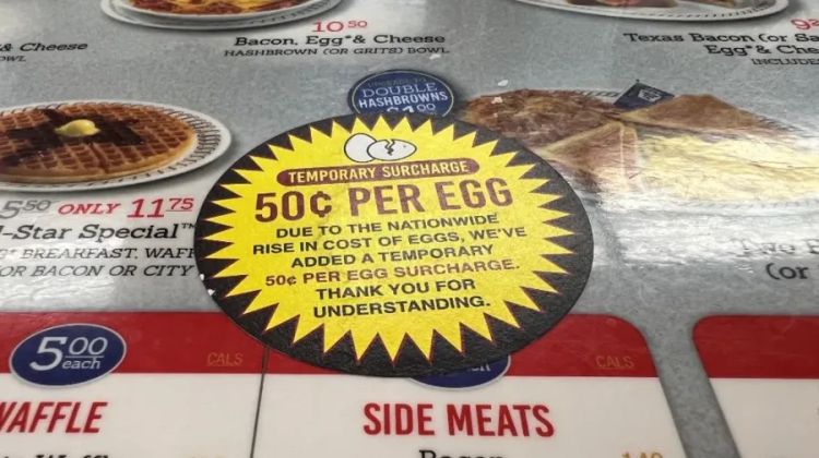 Rede de restaurantes Waflle House, nos EUA, passou a cobrar taxa extra por ovo por causa dos preços altos do alimento — Foto: Gianrigo Marletta/AFP