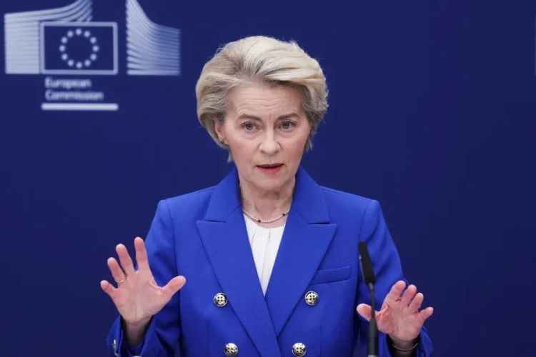 A chefe do Executivo da União Europeia, Ursula von der Leyen, anuncia plano de 800 bi de euros da UE contra eventual saída dos EUA da Ucrânia, em 4 de março de 2025. — Foto: Yves Herman/ Reuters