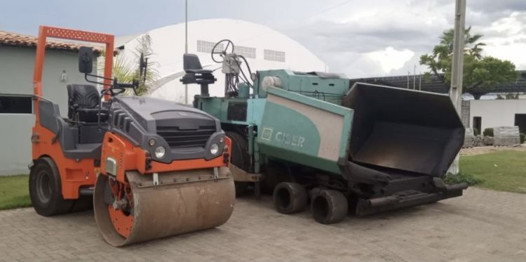 Máquinas usadas para obras de asfaltamento em São Miguel do Tapuio