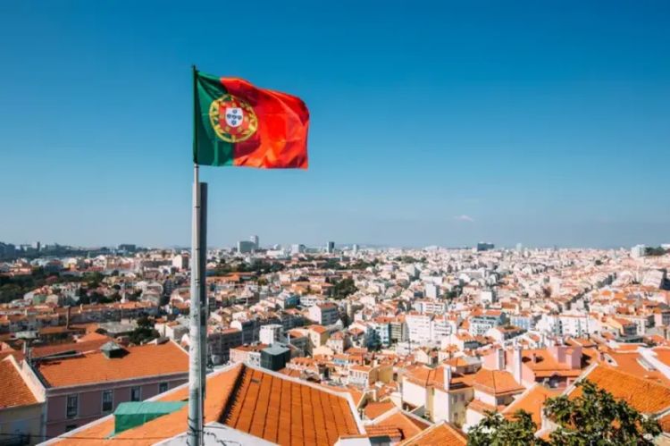 Bandeira de Portugal sobre casas de Lisboa. — Foto: Getty Images via BBC