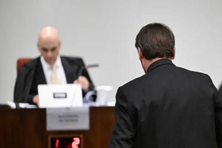 Bolsonaro é interrogado por Moraes no julgamento do golpe — Foto: Evaristo SA / AFP