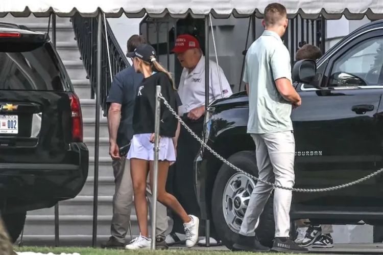  Trump é visto a caminho de campo de golfe — Foto: AFP