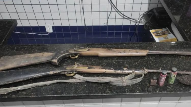 Duas espingardas foram localizadas na casa onde a criança foi baleada em Cajari (MA)