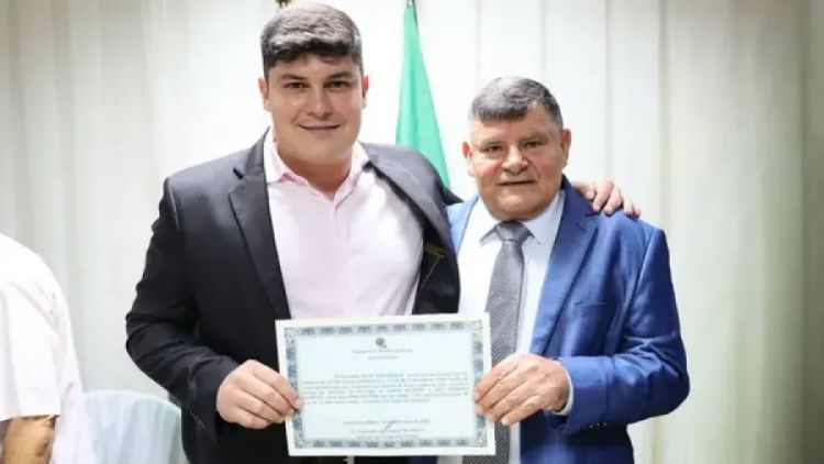 Joel Barroso e o pai, Braguinha, durante diplomação de Braguinha em dezembro de 2024 — Foto: Reprodução
