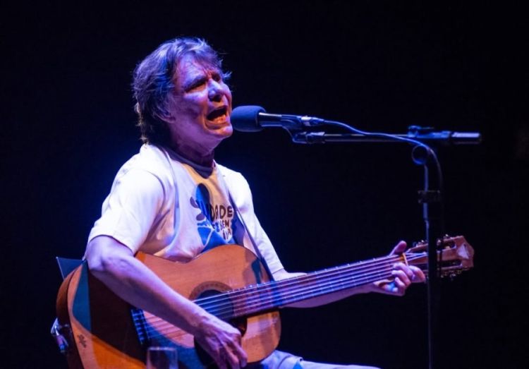 Lô Borges em show do projeto "Uma voz, um instrumento" (Foto: Bianca Aun/ MTC)