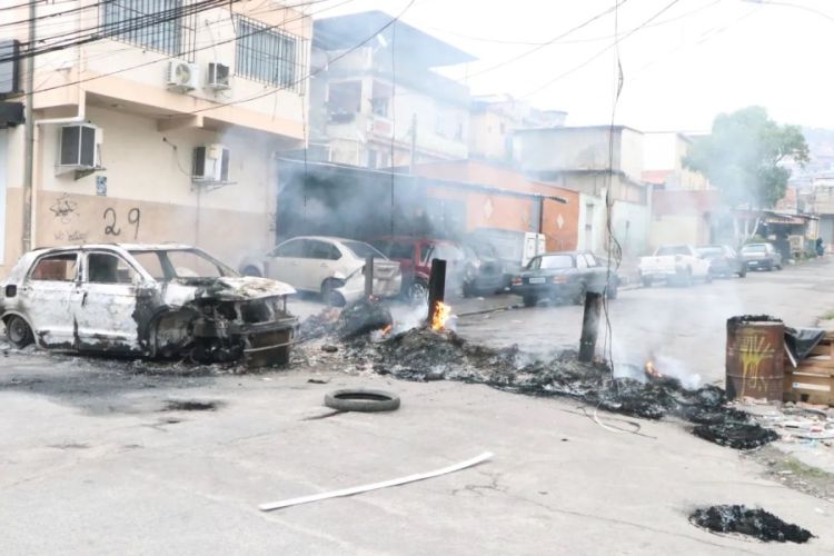 Barricadas feitas por crimonosos e carros incediados para evitar acesso da polícia. Foto: CNN