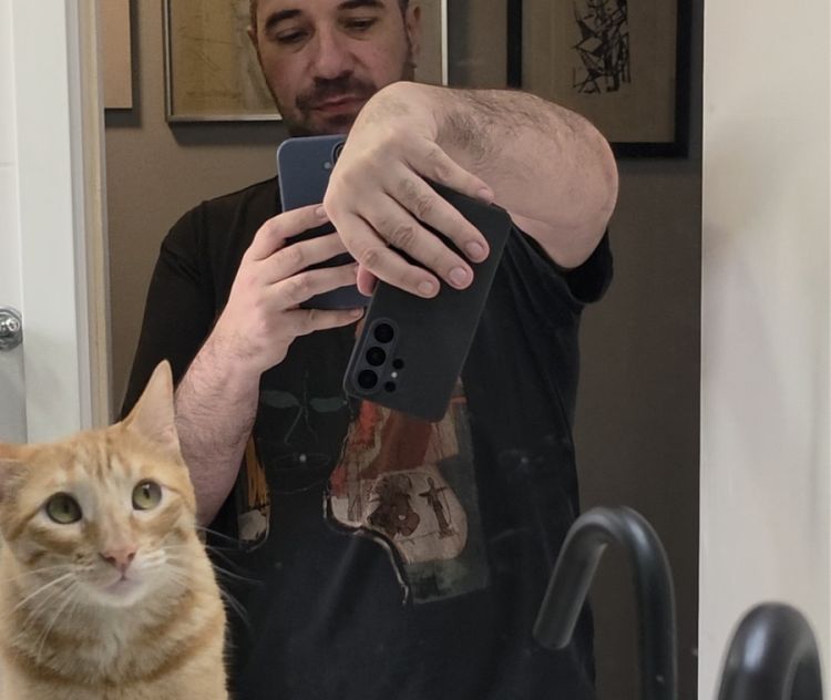 Filmando com o Galaxy S26 Ultra de ponta-cabeça em frente a um espelho — Foto: Henrique Martin/g1