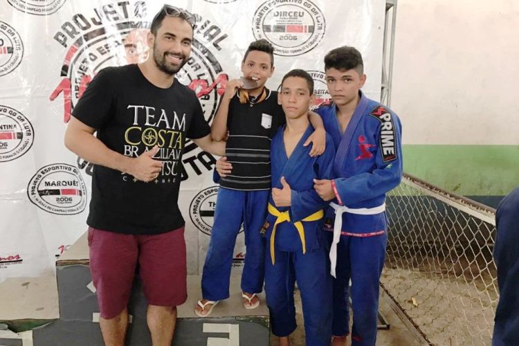 Carlos exibindo medalha conquistada 