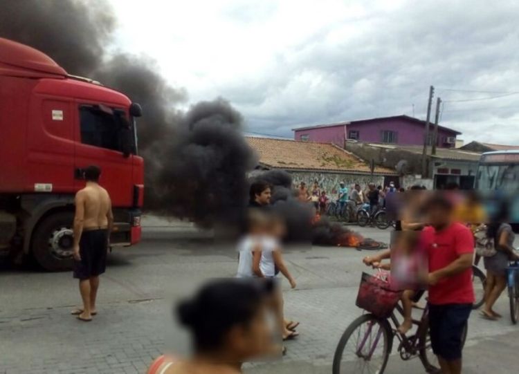Populares protesta pelo acidente, que não foi bem um acidente. Fonte: G1