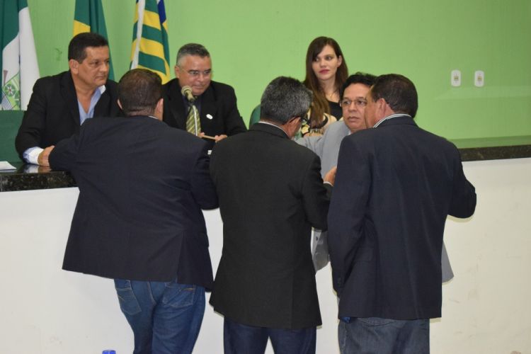 Vereadores de situação e oposição discutem votação do projeto  