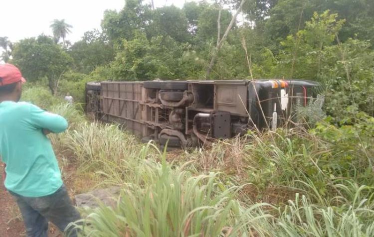 Ônibus com integrantes do Forró Cavalo de Pau tomba em rodovia do Maranhão