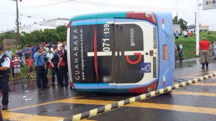 A foto do ônibus é esta. É verdadeira, mas é de 2015 em acidente, sem vítima fatal, em Sobral-CE