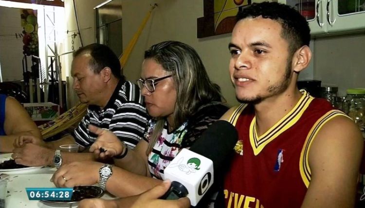 Família Teixeira tem a cultura de consumir tanajura. Prática passada de pai para filho. Fonte: G1/CE