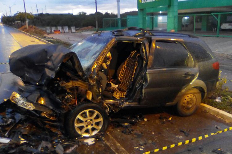 Veículo onde motorista e um amigo morreram na hora. O filho do motorista ficou ferido. Com informações do cidadeverde e riachãonet