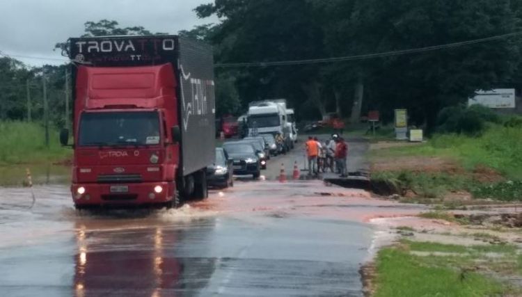 Um dos pontos, em frente a 