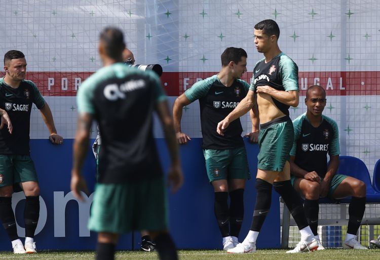 Cristiano Ronaldo e a equipe de Portugal durante treino (Foto: REUTERS/Axel Schmidt)