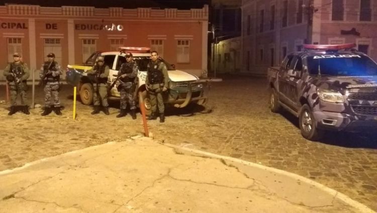 A polícia estava em patrulhamento quando os carros suspeitos foram vistos
